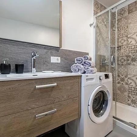 2 Min From The Sea Pool, Comfort And Free Wifi